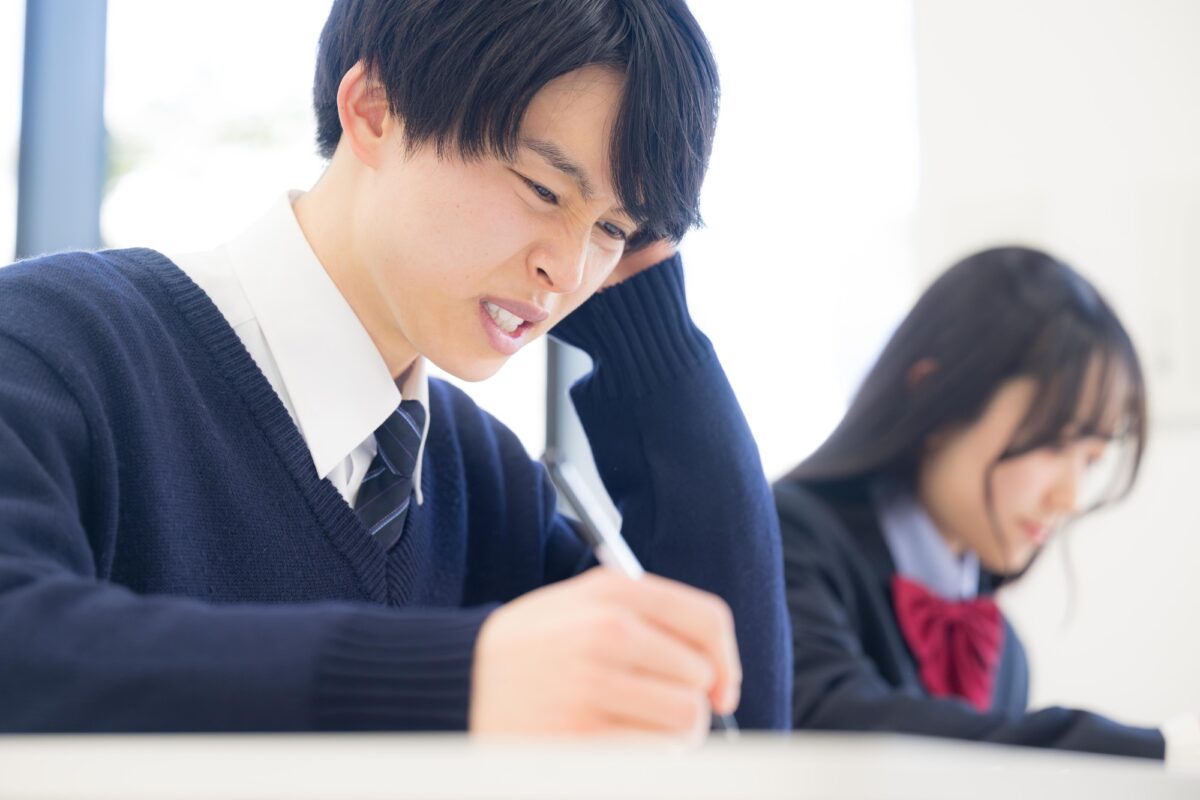 メディア就職に有利な「書く仕事につながる学部」の受験科目には、ほぼもれなく「流行に乗れない勢」にはちんぷんかんぷんな時事問題についての小論文課題が……。(写真/PIXTA)