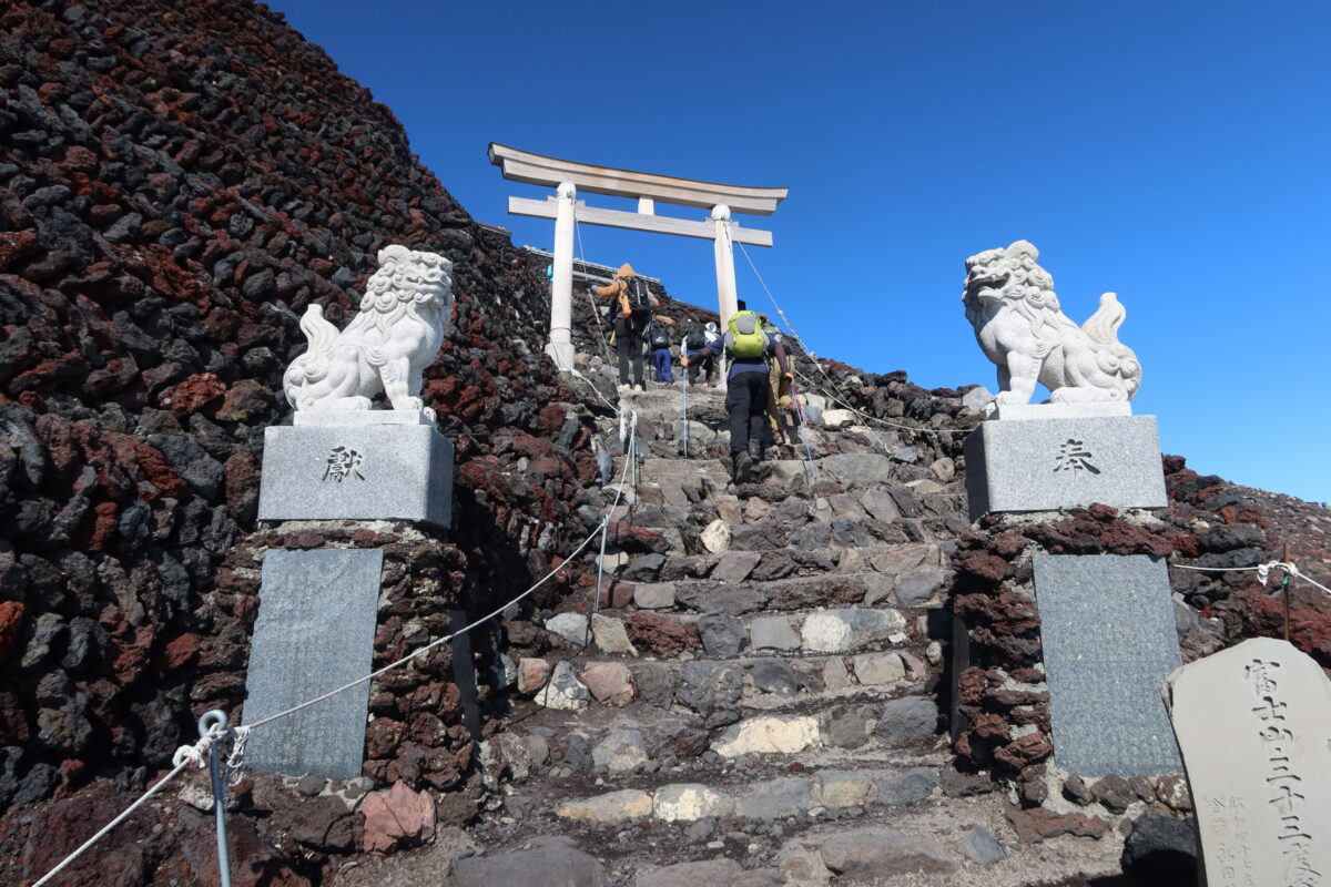 県境未確定の登山道で最後に階段を登り、何度目かになる鳥居をくぐれば、とうとうお鉢に出る