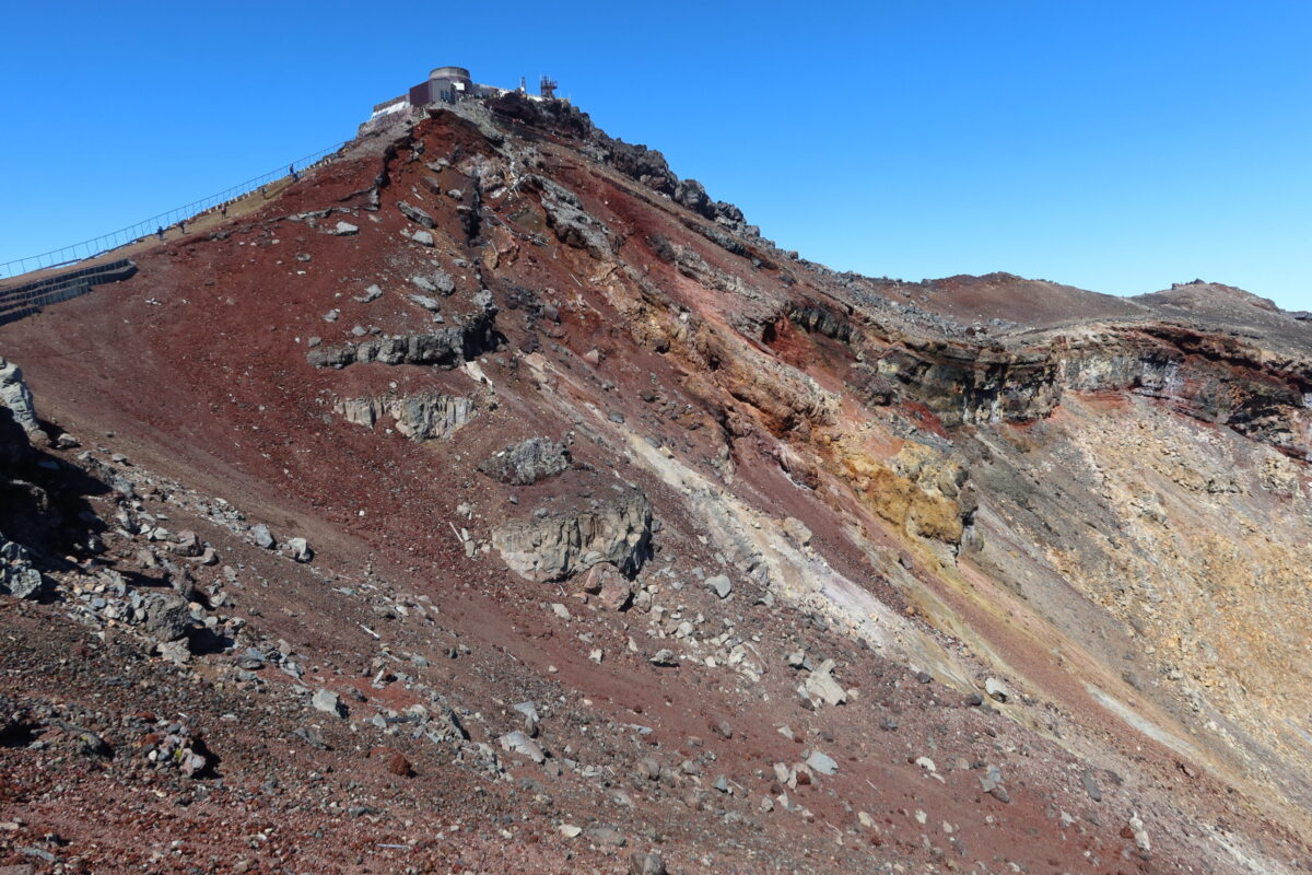 至近距離からの剣ヶ峰。溶岩に由来する赤茶けた山肌がむき出しだ