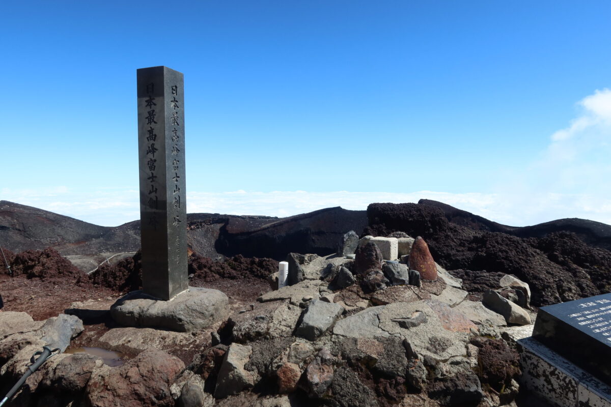 剣ヶ峰の山頂標。まさに日本一高い場所だ。開山中はいつも大勢の登山者がいて、このように人がいない状態で写真を撮るのはなかなか難しい