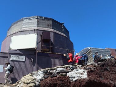 富士山本宮浅間大社の私有地ではあるけれど……。どこまでが静岡県で、どこまでが山梨県?「県境がどこにもない」富士山のある部分【山の名&珍プレイス 第8回 前編】