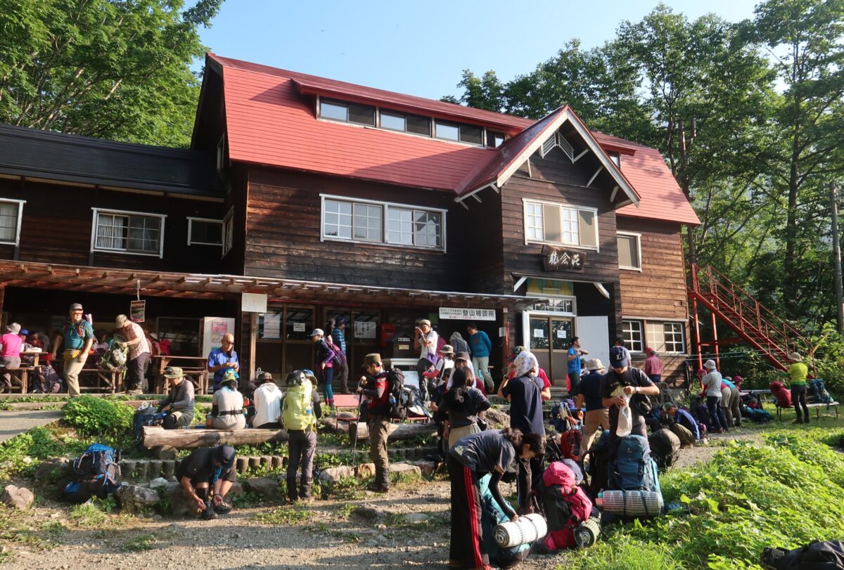 シーズン中は登山者でいつも混雑している登山口の猿倉。大きな駐車場とバス停がある