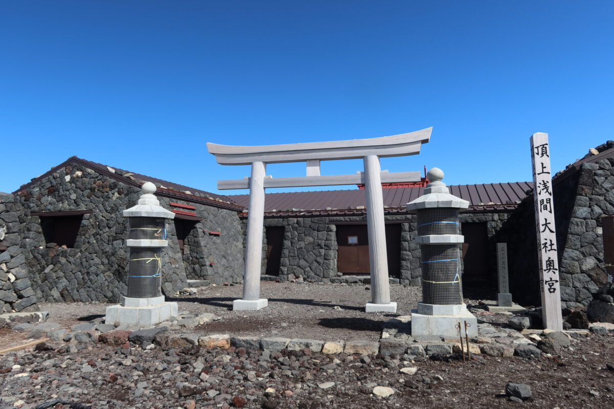 富士山本宮浅間大社奥宮。浅間大神(アサマノオオカミ)(木花之佐久夜毘売命/コノハナサクヤヒメノミコト)が主祭神で、父神大山祇神(オオヤマヅミノカミ)、背の君瓊々杵尊(ニニギノミコト)を相殿神としている