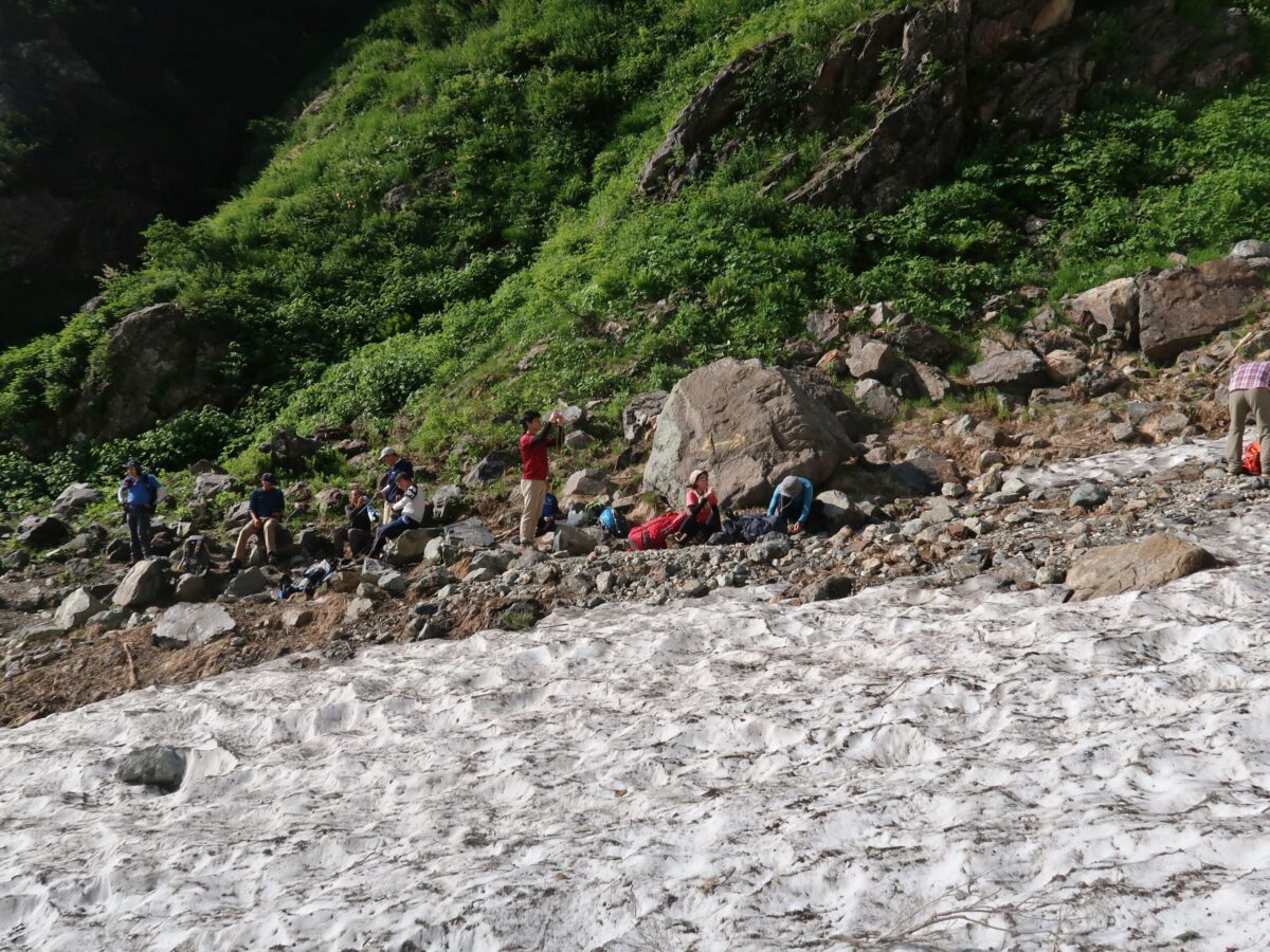 一般登山道から雪渓上へ移行する場所は、時期によって大きく変わる。いずれにしても雪上に足を踏み入れる前には最後の準備をしなければならない