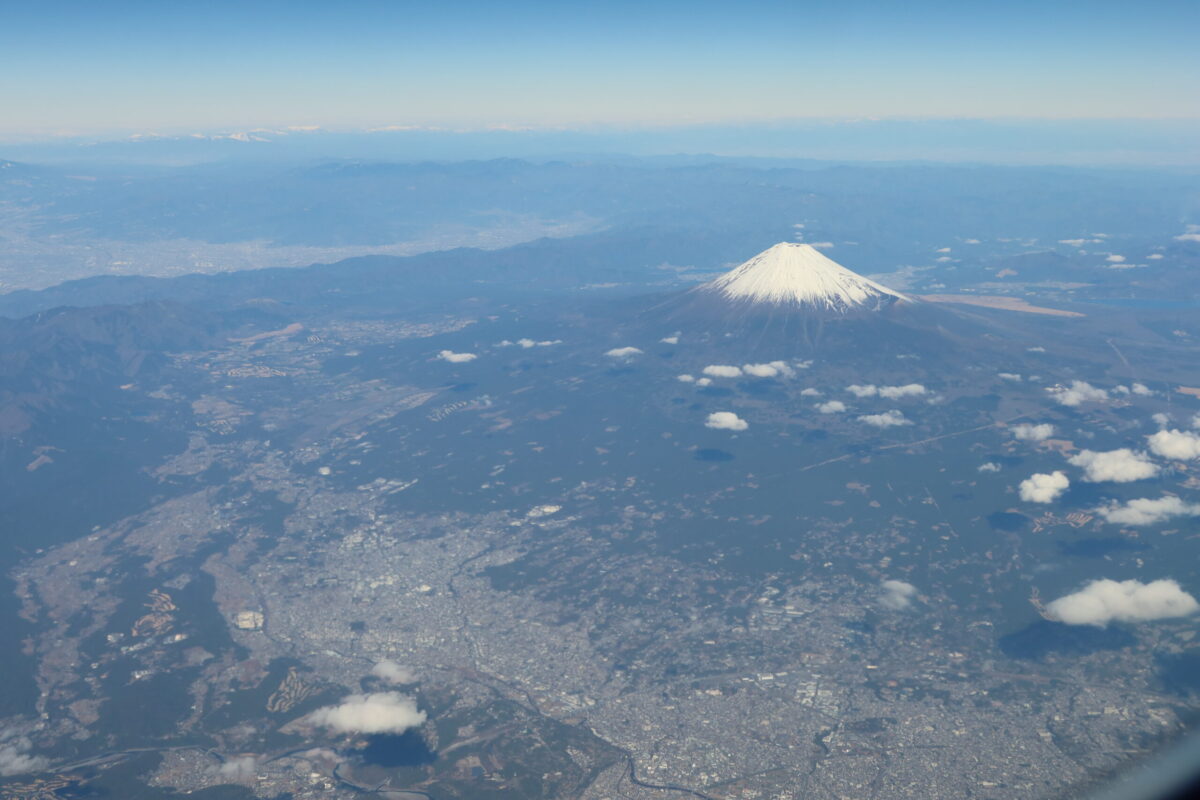 富士山本宮浅間大社の本宮の位置は、写真の中央の少し下寄り。山頂とは直線距離で20kmほど離れている