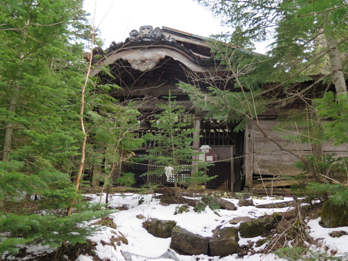 ロープが張られていて内部に入ることができない冨士御室浅間神社