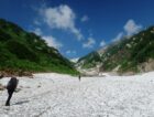 夏でも鳥肌が立つ“天然の冷蔵庫”は、中に入るのではなく、上を歩く！ 日本一の雪上の道「白馬大雪渓」【山の名＆珍プレイス 第7回】