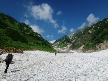 夏でも鳥肌が立つ“天然の冷蔵庫”は、中に入るのではなく、上を歩く！ 日本一の雪上の道「白馬大雪渓」【山の名＆珍プレイス 第7回】