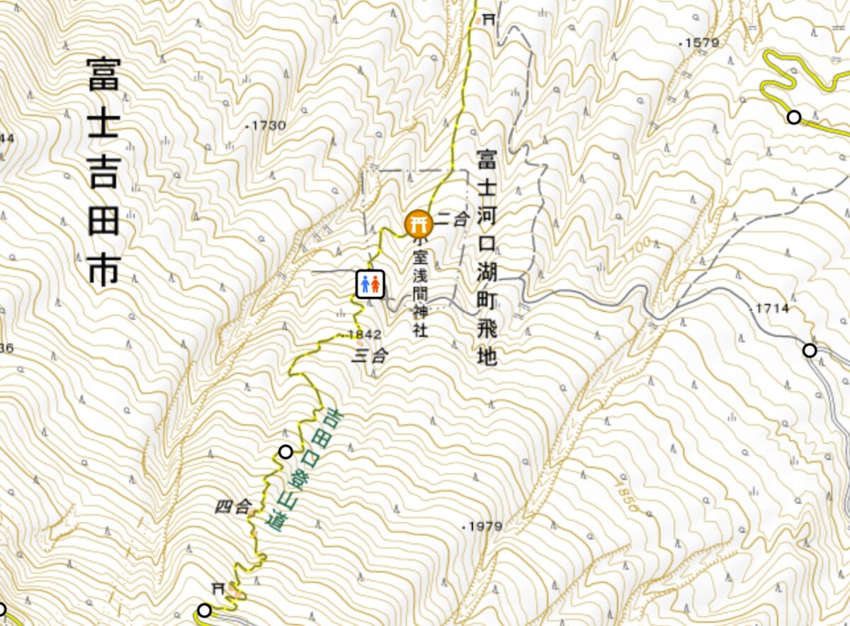 中央の黄色のラインが吉田口登山道で、北側が一合目、南側が五合目の方角だ。二合目に上辺が長い台形の富士河口湖町の“領土”があることがわかる(地図の参照元:YAMAP <a href=" https://yamap.com/maps/72/trails" rel="noopener" target="_blank">YAMAPの当該箇所はこちら</a>)