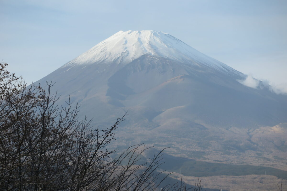 富士山の南側に連なる愛鷹（あしたか）連峰からの眺め。富士山の中央が丸く大きく窪んでいる