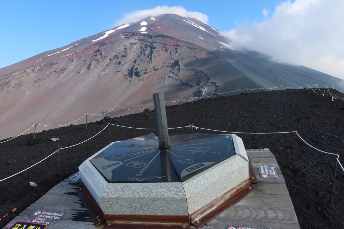 宝永山山頂から眺める富士山本体。この位置で標高は2693mだ