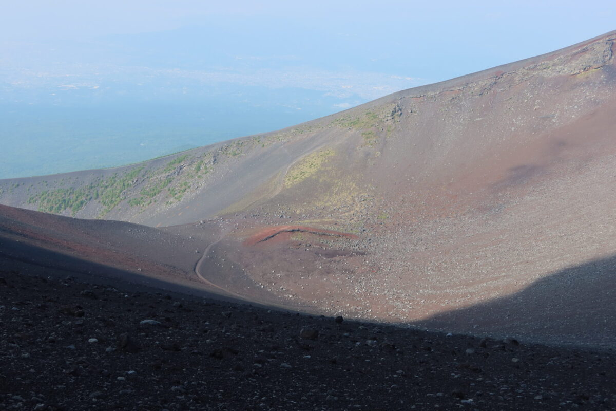宝永第一火口は日本最大の爆裂火口で、1707年の宝永大噴火で生まれた