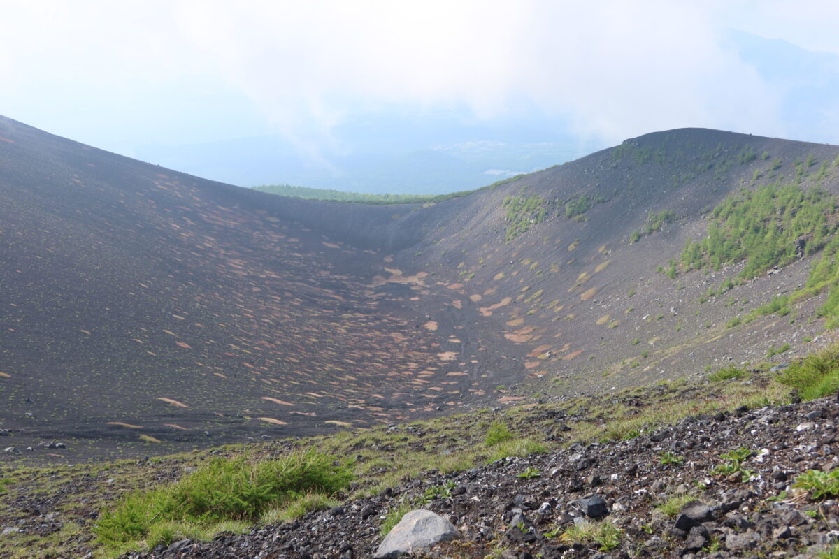 宝永第二火口。第一火口との間に登山道が通り、宝永山山頂へ続いている
