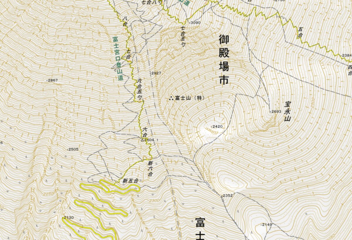 登山道に危険な箇所はほとんどないが、山腹に大小の溶岩が転がっている富士山では落石に注意。ガスが出て周囲が真っ白になって視界が効かないときはルートを外さないように気を付けたい （地図の参照元：YAMAP  <a href=https://yamap.com/mountains/21030"" rel="noopener" target="_blank">YAMAPの当該箇所はこちら</a>）