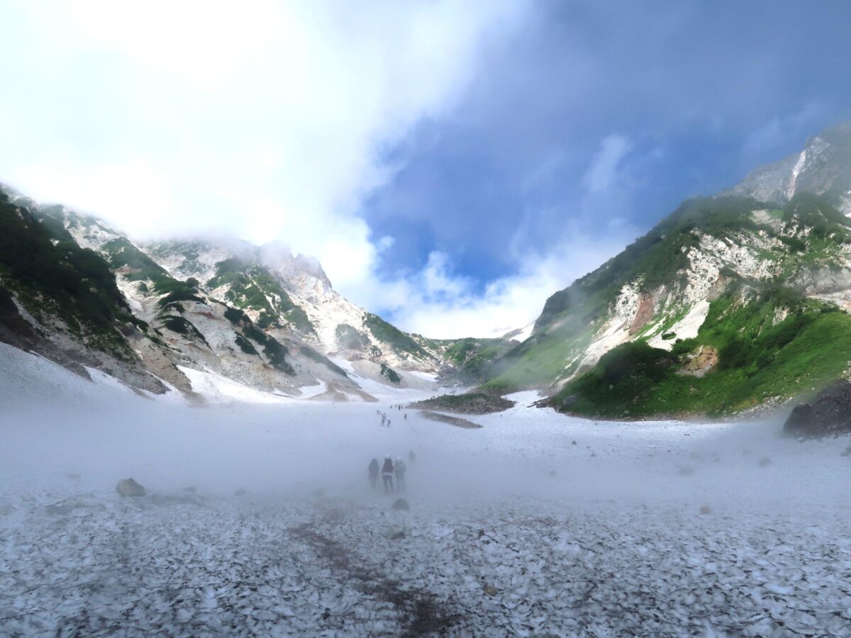 風がやむと雪で冷やされた空気が霧となり、雪渓を白く覆っていく