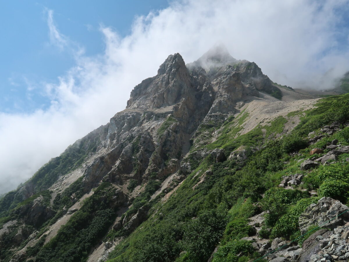 稜線が近付くと、いかにも北アルプスらしい岩峰が目に飛び込んでくる