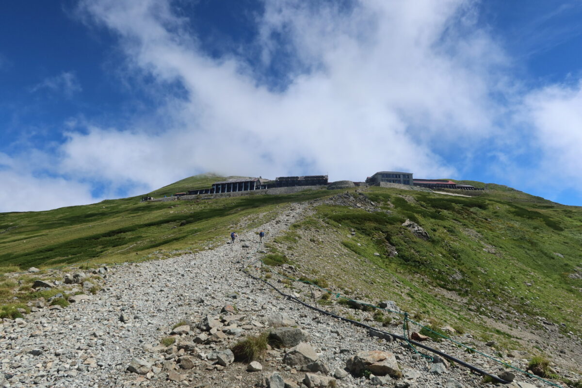 稜線まで上がれば、山頂まで1時間もかからない。山頂寄りには日本最大の山小屋である白馬山荘が建っている