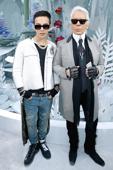 2015/SS のシャネルオートクチュールのショーにて。当時シャネルのアーティスティック・ディレクターおよびクリエイティブ・スタジオ・ディレクターだった、今は亡きカール・ラガーフェルド(右)とG-DRAGON(左)。Photo by Rindoff/Dufour/Getty Images