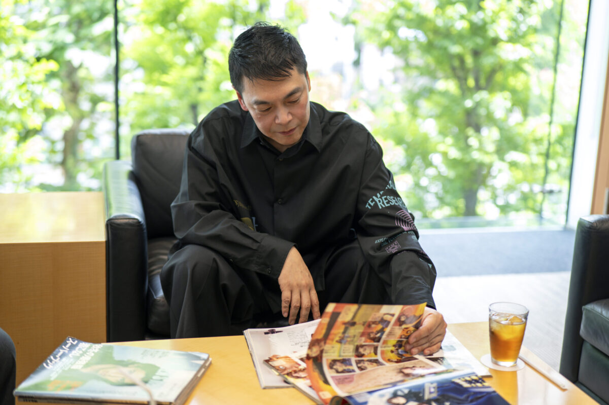 当時メンズノンノで連載していた北条司先生の漫画ページを懐かしく眺める田邊。本連載では、画の元にするロケ撮影のモデルを務めた