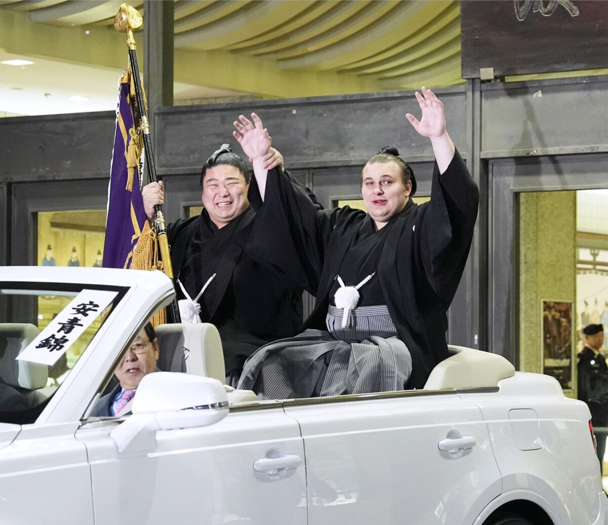 初場所で2場所連続優勝した安青錦（右）。大関昇進を果たし、三月場所では一気に横綱の期待も大きかったが……。（写真／共同通信社）
