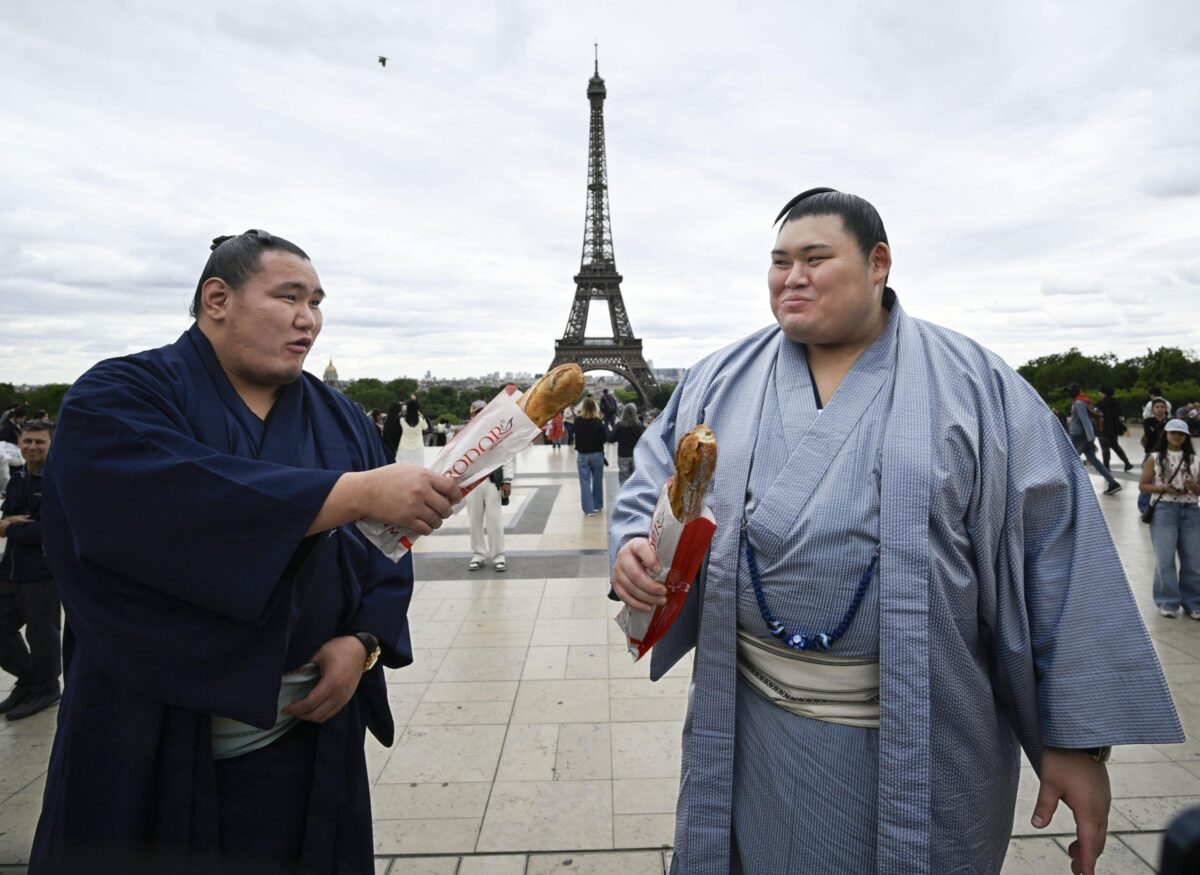 6月のパリ公演。エッフェル塔前での豊昇龍(左)と大の里。両横綱はともに前場所はケガで休場。強い横綱の復活は人気継続の絶対条件だ。(写真/共同通信社)