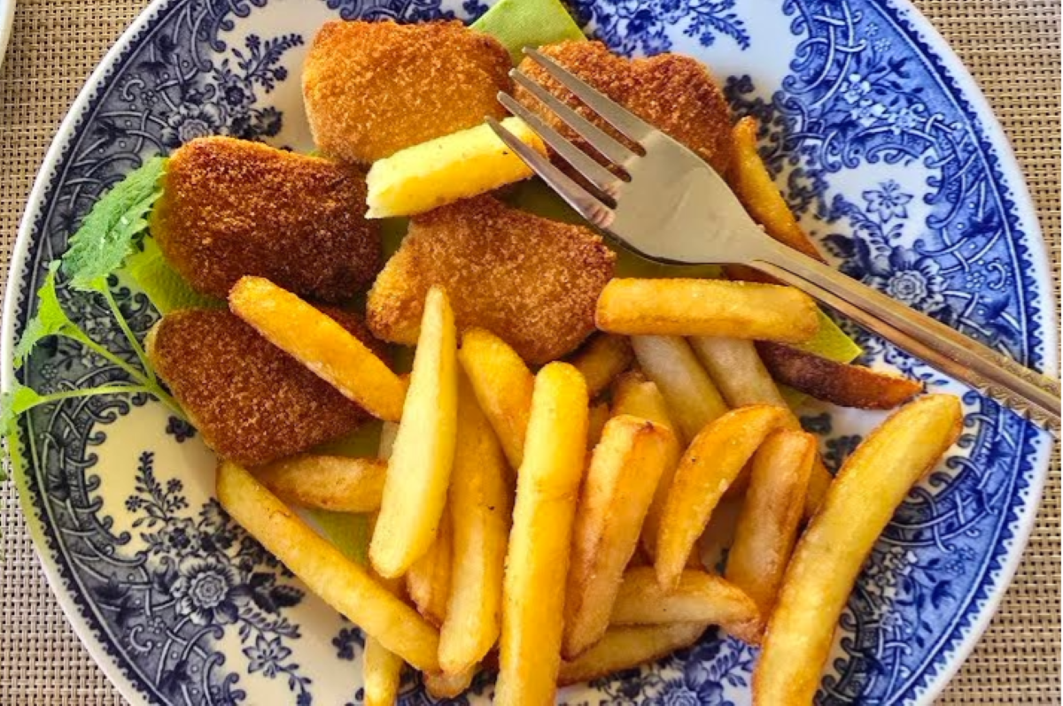 ある日の小学生男子のおやつ、冷凍のチキンナゲットとフライドポテト。たくさん食べれば夕食がわりと、気楽にやっています 撮影:堀内京子
