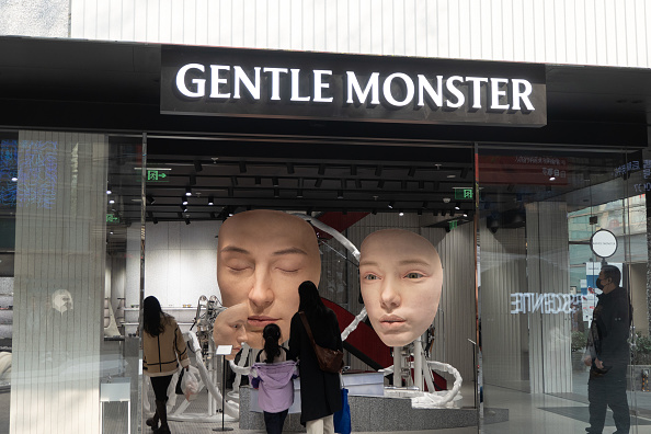 GENTLE MONSTERのアイコンにもなっている店頭の巨大顔面ロボット。写真は上海の店舗。 CFOTO/Future Publishing via Getty Images