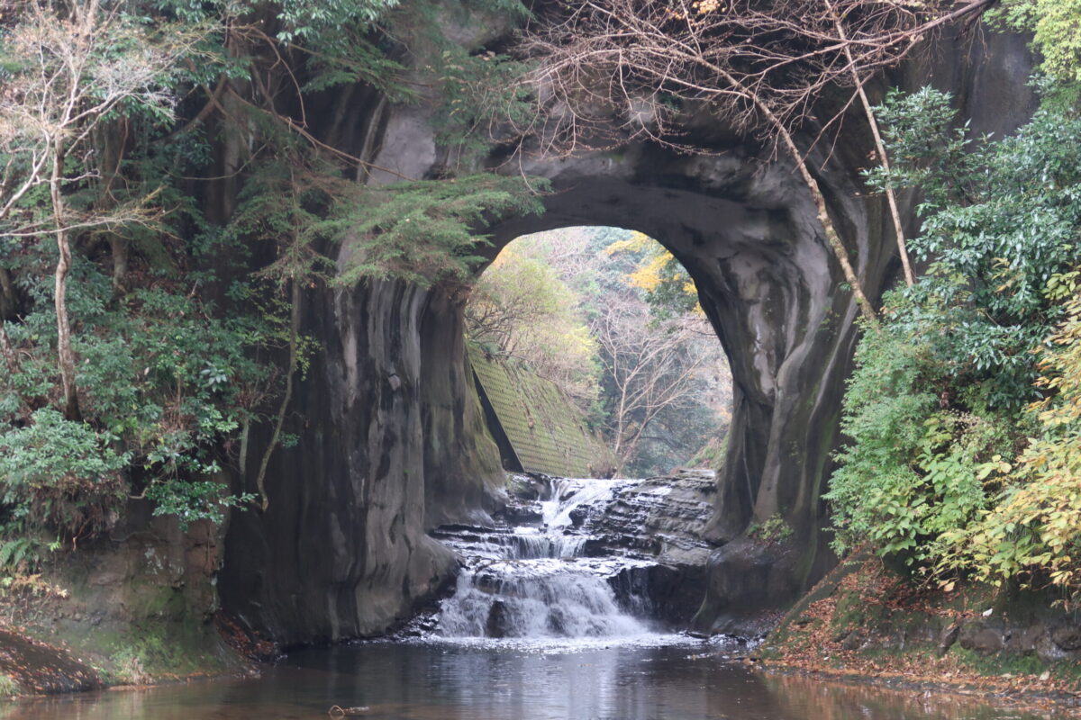 「濃溝の滝・亀岩の洞窟」。この写真を撮影したのは12月で、天気が悪いこともあって水面に反射した光は見られなかった