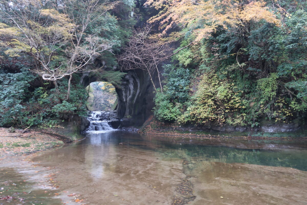 少し引いた写真。亀岩の洞窟を貫くかのように流れているのは、小櫃川(おびつがわ)の支流である笹川である