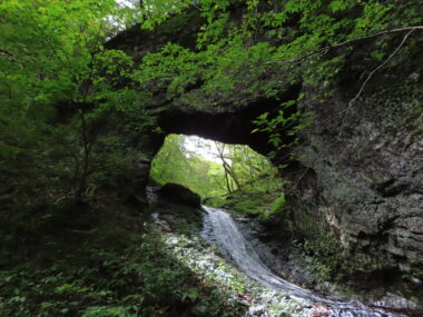 この存在がほとんど知られていないなんて！ 奥羽山脈の深山に潜む天然橋 大東岳の「北石橋」【山の名＆珍プレイス 第10回 後編】