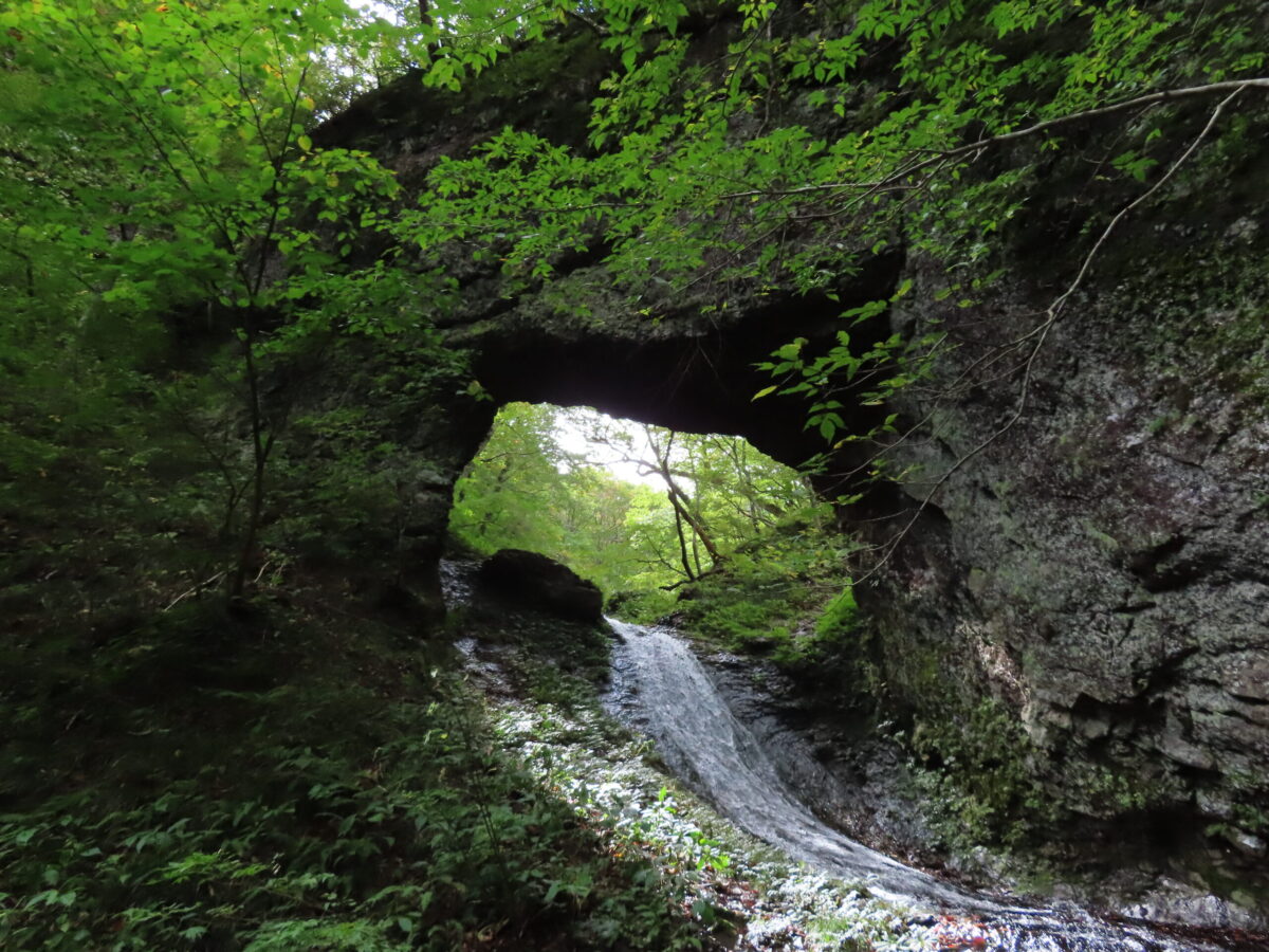 下流から眺めた「北石橋」。楕円形の洞窟から冷たい水が流れ出す姿は、まさに自然の美