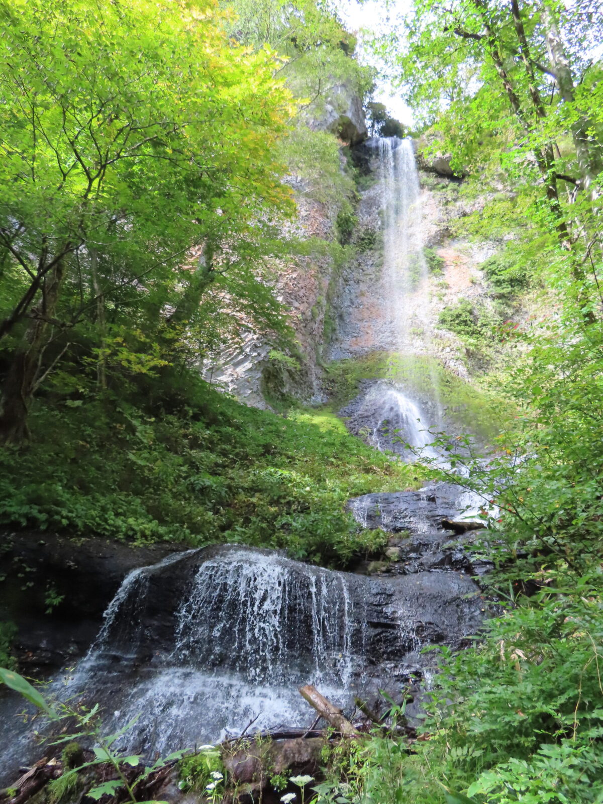 二口渓谷の白滝。登山口から見ると北石橋の手前に当たり、一度の山行でいっしょに見物できる