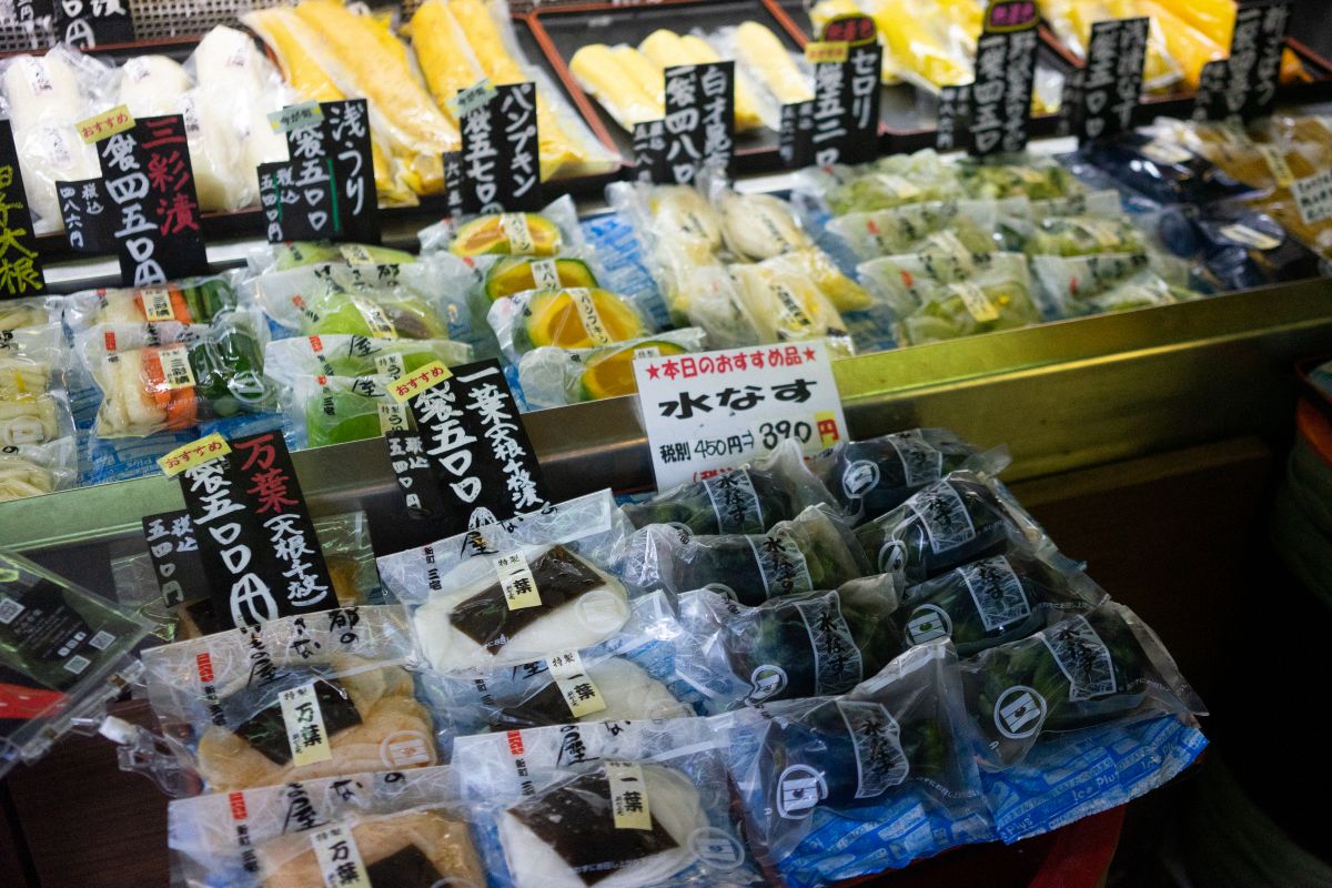 店内では、季節ごとに厳選された素材を元に作られた様々な自家製漬物がずらりと並ぶ。今の時季は「水なす」がおすすめだとか