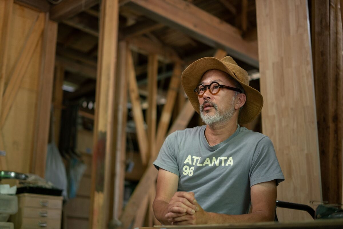 いかにもワークなスタイルは苦手という伊藤。作業中もこんな麦わら帽が定番だ