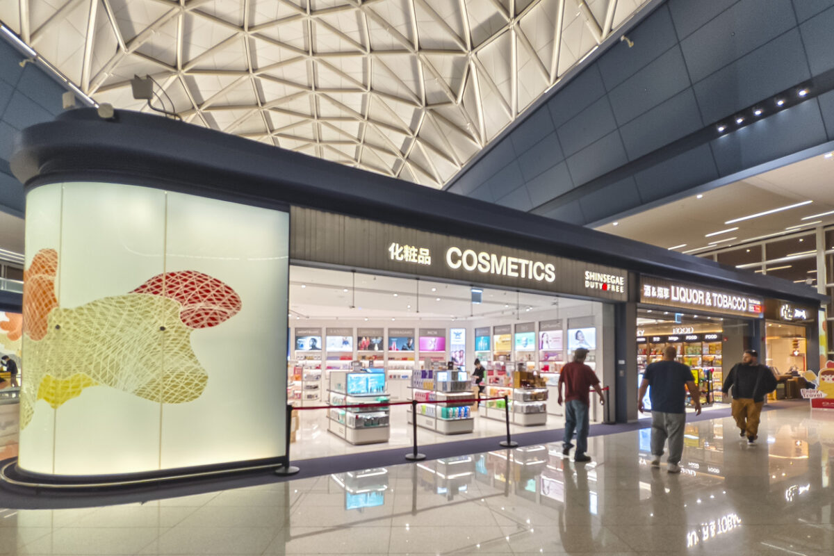 仁川国際空港ターミナルの化粧品免税店。　iStock.com/MDV Edwards
