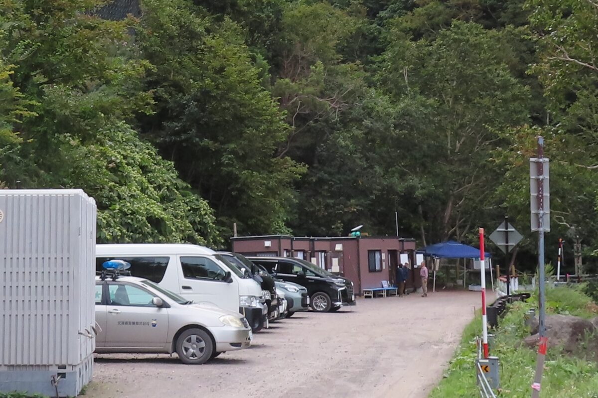 砂埃を巻き上げながら未舗装路を延々と走っていくと、やっとカムイワッカ湯の滝の入り口に到着。ここに「カムイワッカ湯ノ滝のぼり」の受け付けがある