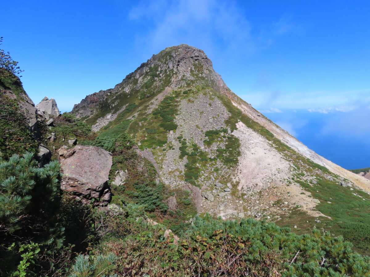 登山者に人気が高い硫黄山。この中腹にカムイワッカの源泉がある