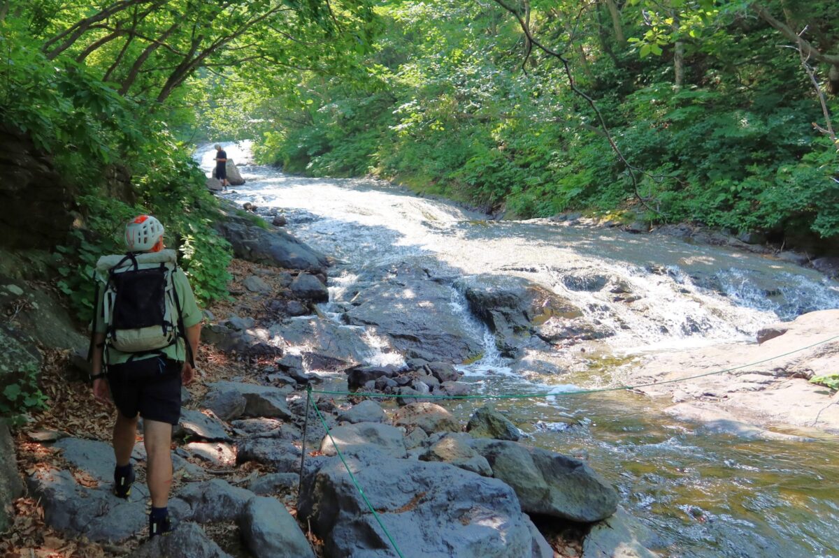 入り口は緩やかな渓相。通常の水量であれば、登山や沢登りの経験がない人でも十分に歩ける
