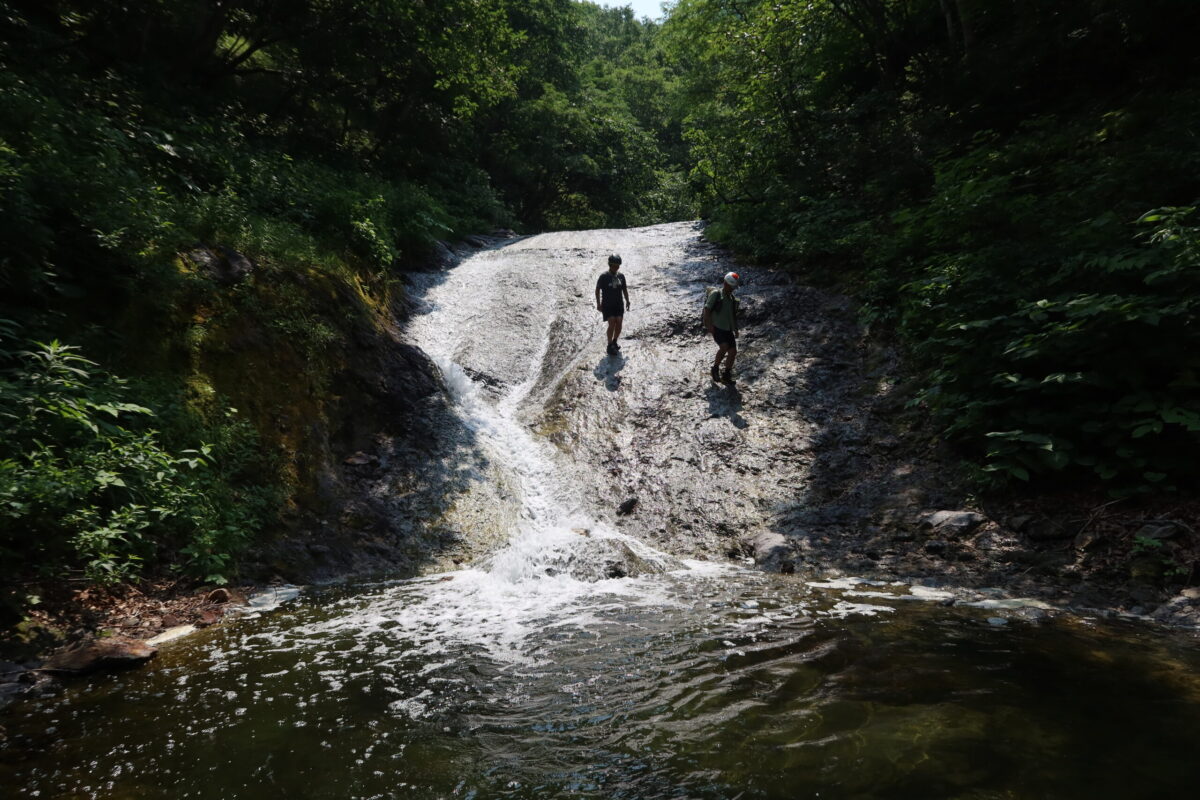 「1の滝」。入口から5分くらいの緩やかな滝だ。滝つぼは大きいが、水温は低くて入る気にはならない