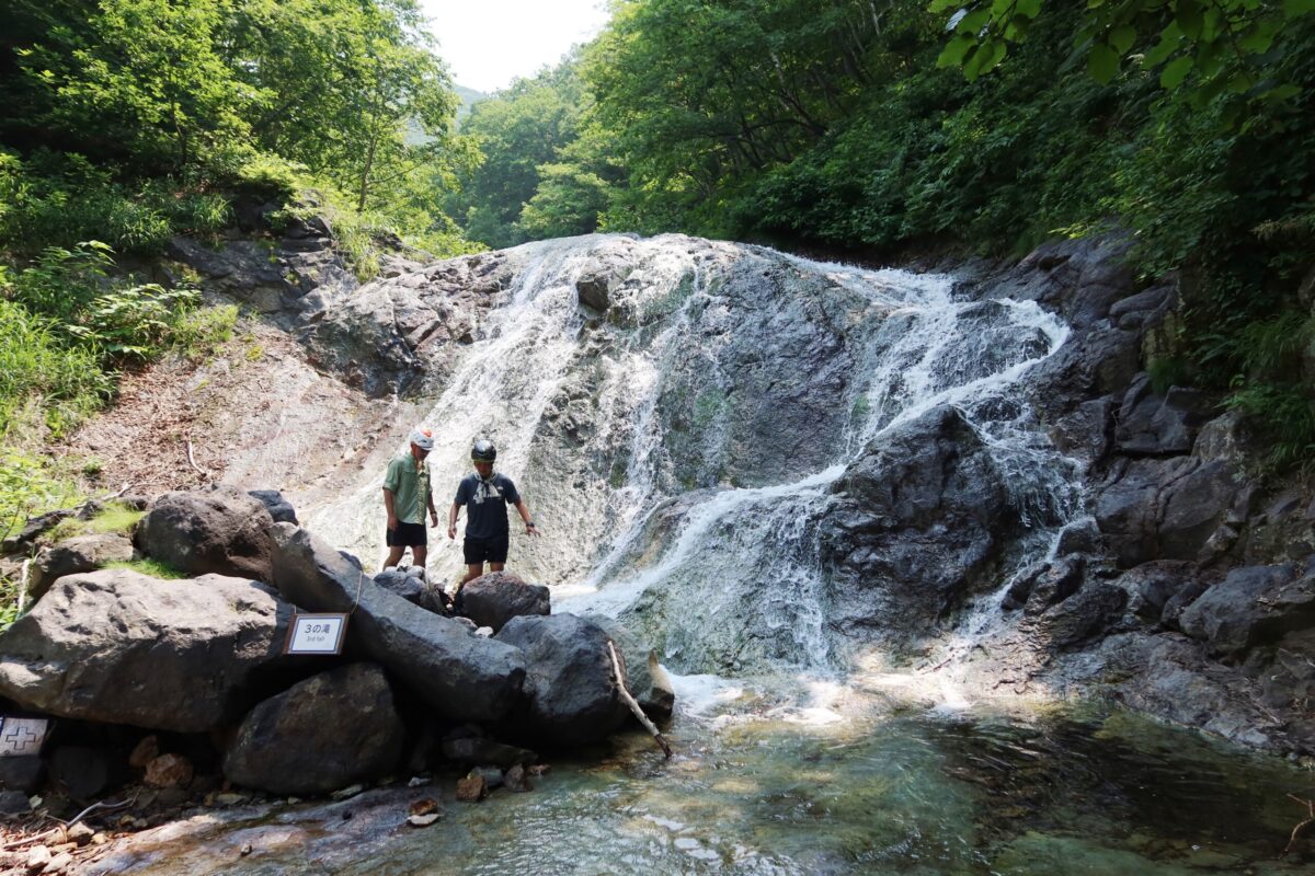 「3の滝」。高さは7mあるが、写真の右側から登っていくことができる