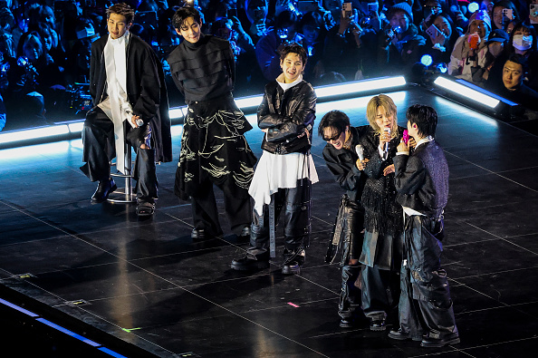 2026年3月、SONGZIOの衣装を着て行われたBTSのカムバックイベントの様子。Photo by Kim Min-Hee - Pool/Getty Images