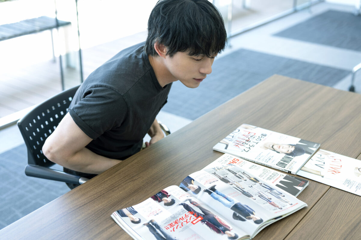 モデル時代の思い出が詰まったバックナンバーの数々を感慨深げに見返す坂口